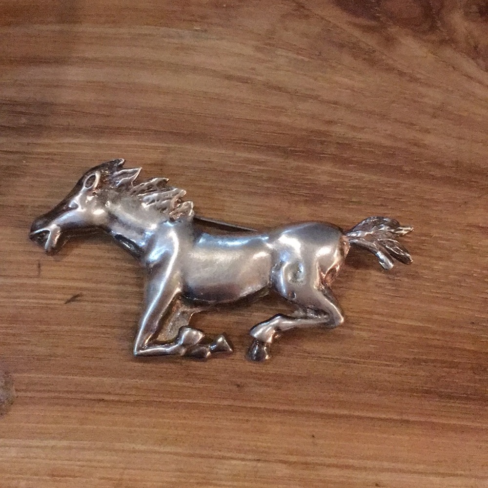 19.1 grams sterling silver Galloping Mustang Pin